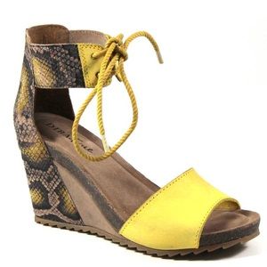 💯Authentic Diba True Yellow Sandals / Wedges